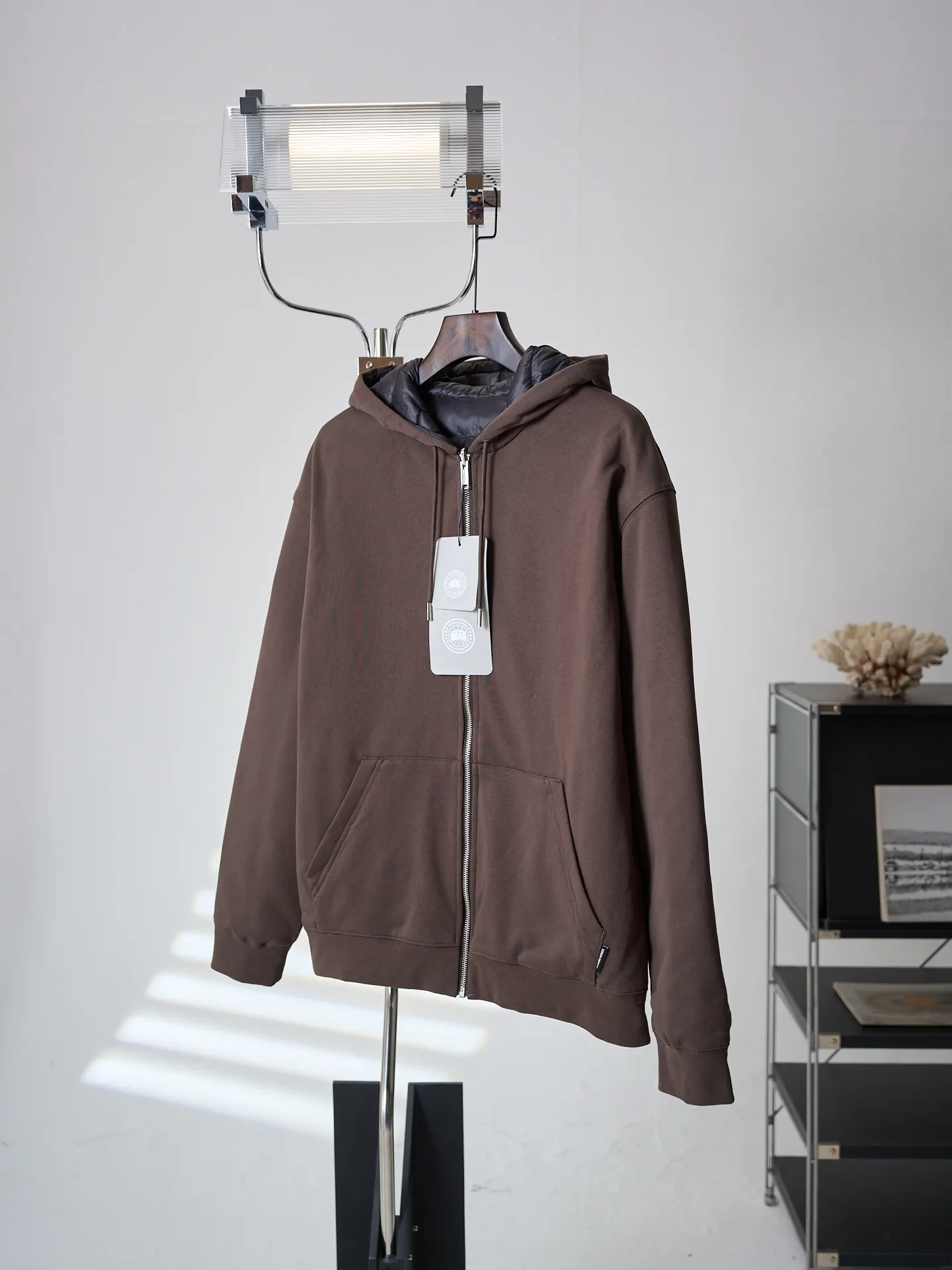 [Real object hanging] Canada Goose/Canada Goose reversible hooded down jacket [In Stock] S M L Fabric selection: The A side is made of high-quality cotton thick terry cloth. The fabric texture is fine and thick, soft and skin-friendly. It has good Breathable performance and is comfortable for daily wear. The cloth surface has been carefully finished and is not prone to pilling and deformation. The B side is made of matte tear-resistant nylon fabric, with a low-key matte texture on the surface. It has excellent tear resistance and windproof properties. The fabric is light and not bulky, and has excellent velvet resistance. The fabric tightly locks the inner down, taking into account both lightweight and practicality. The two fabrics have a sharp contrast in style, allowing you to switch between different outfits at will. Filling: The inside is filled with 90% white duck down, which weighs about 140g. It has strong heat storage and temperature locking capabilities and is evenly distributed in the compartments of the body. It is light and does not weigh down the body, saying goodbye to heavy and bloated clothes. Sewing process: Adopt double-layer independent cutting piece alignment sewing process. The inner and outer sides are cut separately, and the length, shoulder line, and hat shape are accurately aligned. The edges are processed with seamless overlocking to avoid misalignment and twisting problems between the two layers of fabric. The horizontally divided down locking lines are neat and stable, effectively fixing the down and preventing the down from shifting and forming a ball. The entire garment has multiple reinforcements at the joints, taking into account the aesthetics of wearing it on both sides. No unnecessary messy stitches can be seen on the front and back, achieving a clean look on both sides. Details: Equipped with elastic rib cuffs and hem, with moderate elasticity, it closely fits the wrist and waist and abdomen, blocking the intrusion of cold wind. The A-side hood is equipped with a metal engraved hood rope, which can be freely adjusted for tightness, and is equipped with a Classic kangaroo pocket for convenient storage; the B-side is equipped with a zipper opening and closing pocket, the zipper is smooth and durable, and meets outdoor storage needs; the side of the sleeve is embellished with a circular embroidered logo, and multiple layers of embroidery thread create a three-dimensional logo, which enhances product recognition in a low-key manner.